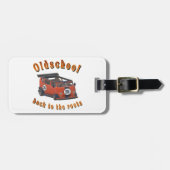 Oude school, oude auto in rood bagagelabel (Voorkant horizontaal)