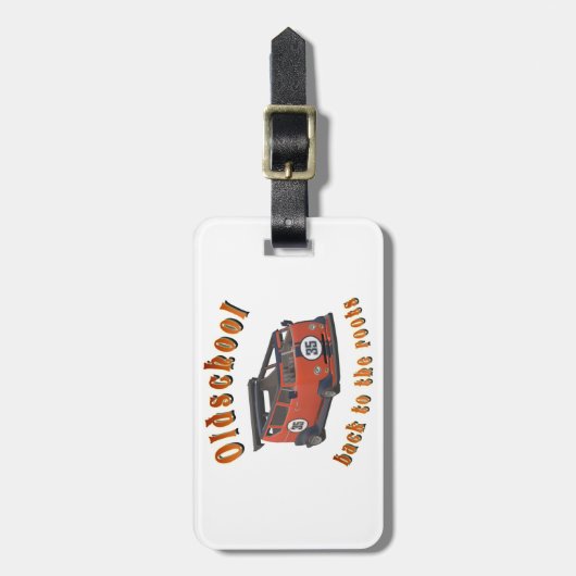 Oude school, oude auto in rood bagagelabel (Voorkant verticaal)