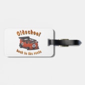 Oude school, oude auto in rood bagagelabel (Achterkant horizontaal)