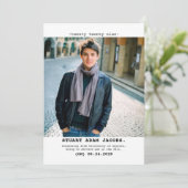 Oude school typemachine afstudeeraankondiging. aankondiging (Staand voorkant)