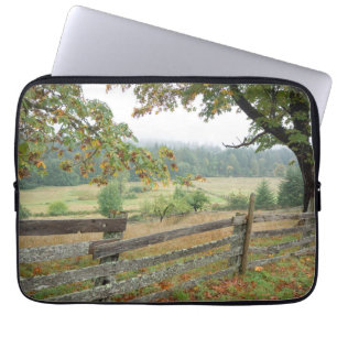 Oude schutting op een boerderij laptop sleeve