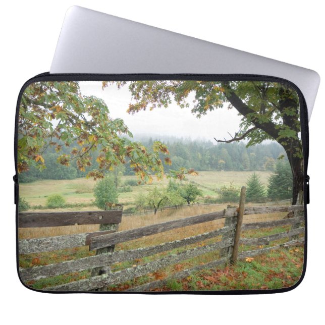 Oude schutting op een boerderij laptop sleeve (Voorkant)