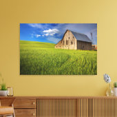 Oude schuur in het veld van de voorjaarstarwe canvas afdruk (Insitu (Woonkamer))