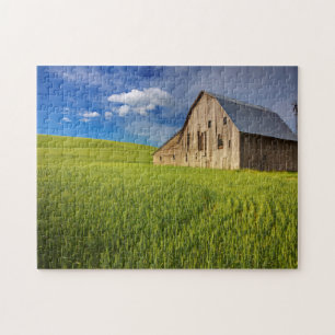 Oude Schuur in Veld met Lente Tarwe Legpuzzel