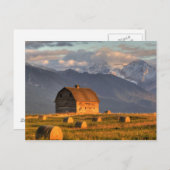 Oude schuur omgeven door hooibalen en dramatisch briefkaart (Voorkant / Achterkant)