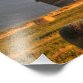 Oude schuur omgeven door hooibalen en dramatisch foto afdruk (Hoek)