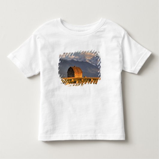 Oude schuur omgeven door hooibalen en dramatisch kinder shirts (Voorkant)