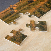 Oude schuur omgeven door hooibalen en dramatisch legpuzzel (Zijkant)