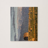 Oude schuur omgeven door hooibalen en dramatisch legpuzzel (Verticaal)