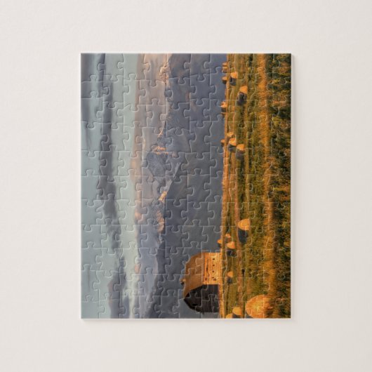 Oude schuur omgeven door hooibalen en dramatisch legpuzzel (Verticaal)