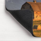 Oude schuur omgeven door hooibalen en dramatisch muismat (Hoek)