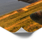 Oude schuur omgeven door hooibalen en dramatisch poster (Hoek)