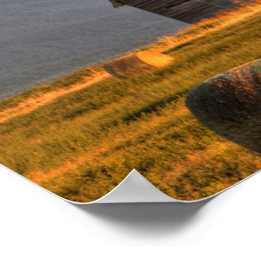 Oude schuur omgeven door hooibalen en dramatisch poster (Hoek)