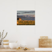 Oude schuur omgeven door hooibalen en dramatisch poster (Keuken)