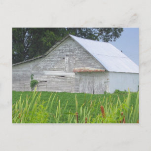 Oude schuur op een groen veld briefkaart