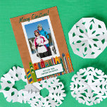 Oude Skis Hulpstuk Met Foto Feestdagenkaart<br><div class="desc">Laat een foto van je skitrip deze kerst zien met deze kerstkaart met eigen foto. Voeg je eigen groet en je eigen bericht toe aan deze kaart, evenals je portretvormige foto. Je foto staat in een witte lijst tegen een lichtbruine achtergrond die lijkt op de houten zijbekleding van een skilogement,...</div>
