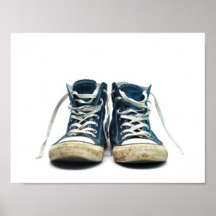 oude sneakers vuile sportschoenen witte achtergron poster