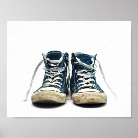 oude sneakers vuile sportschoenen witte achtergron poster (Voorkant)