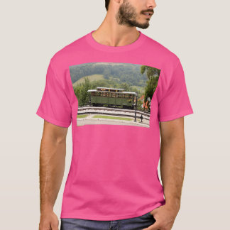 oude spoorwagon op het spoor t-shirt