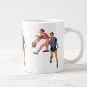 Oude sport, basketbalspelers in een wedstrijd grote koffiekop (Rechts)