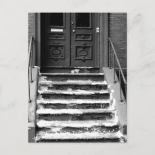 Oude stad deur en trap versleten geschilderde trap briefkaart