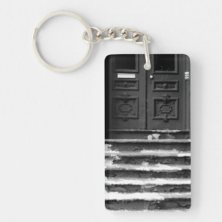 Oude stad deur en trap versleten geschilderde trap sleutelhanger