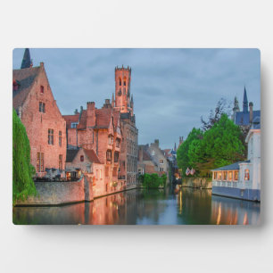 Oude stad en Belfry-toren 's nachts in Brugge Fotoplaat