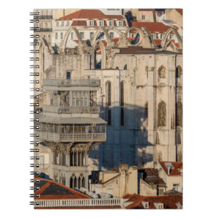 Oude stad Lissabon met uitzicht toren en kerkruïne Notitieboek
