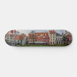 Oude stad Riga in het najaar Persoonlijk Skateboard