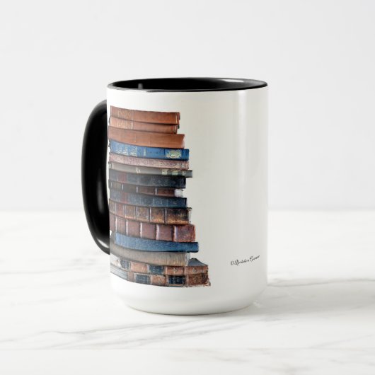 Oude stapel boeken-met Jefferson Quote Mok (Voorkant links)