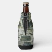 Oude stenen muur met naam flesjeskoeler (Fles Achterkant)