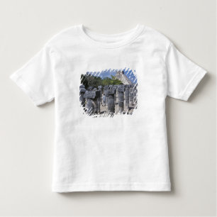 Oude stenen pijlers in Chichen Itza. Centraal Kinder Shirts