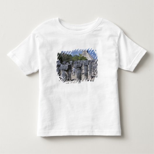 Oude stenen pijlers in Chichen Itza. Centraal Kinder Shirts (Voorkant)