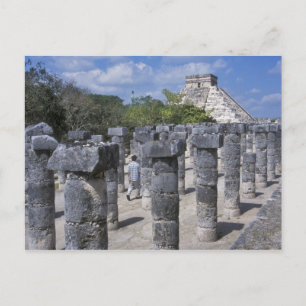 Oude stenen pilaren in Chichen Itza. Centraal Briefkaart