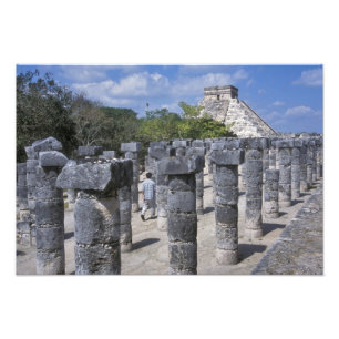 Oude stenen pilaren in Chichen Itza. Centraal Foto Afdruk