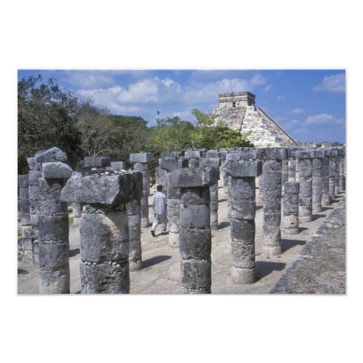 Oude stenen pilaren in Chichen Itza. Centraal Foto Afdruk (Voorkant)