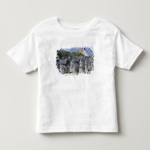 Oude stenen pilaren in Chichen Itza. Centraal Kinder Shirts
