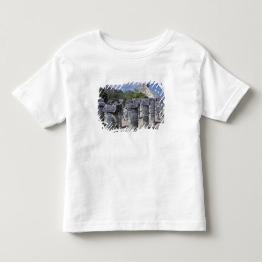 Oude stenen pilaren in Chichen Itza. Centraal Kinder Shirts (Voorkant)