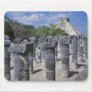 Oude stenen pilaren in Chichen Itza. Centraal Muismat