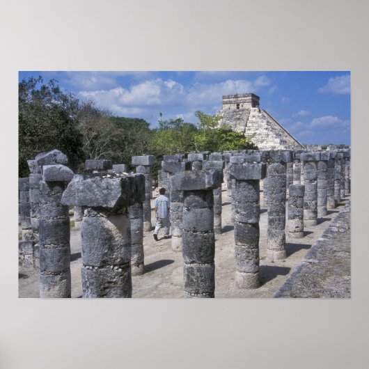 Oude stenen pilaren in Chichen Itza. Centraal Poster (Voorkant)