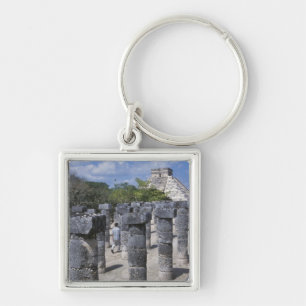 Oude stenen pilaren in Chichen Itza. Centraal Sleutelhanger