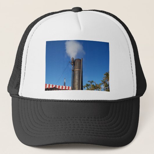 oude stoomfluit met een witte pluim van stoom trucker pet (Voorkant)