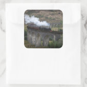 Oude stoomtrein op Glenfinnan Viaduct Vierkante Sticker (Tas)