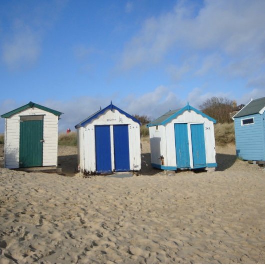 oude strandhutten en blauwe hemel Engelstalige fot Legpuzzel