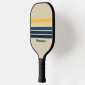 Oude strandzand over strepen met naam pickleball paddle (Links)