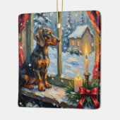 Oude Teckel bij een knus Kerstmisraam Keramisch Ornament (Links)