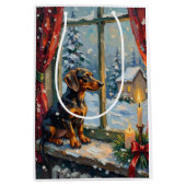 Oude Teckel bij een knus Kerstmisraam Medium Cadeauzakje (Voorkant)