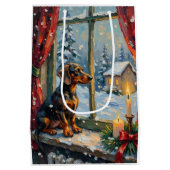 Oude Teckel bij een knus Kerstmisraam Medium Cadeauzakje (Achterkant)