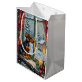 Oude Teckel bij een knus Kerstmisraam Medium Cadeauzakje (Achterkant Gekanteld)