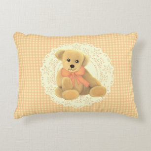 Oude teddybeer op kanten kleedje met perzikruit ac accent kussen